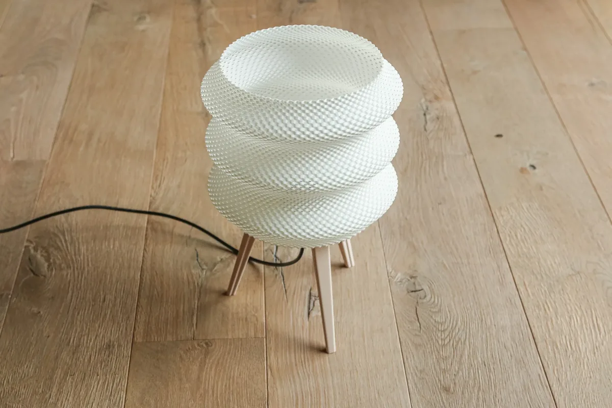 Lampe Ripple — posée au sol, détail du maillage