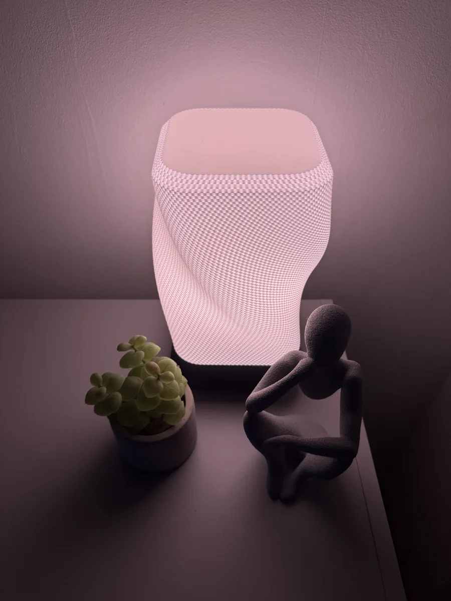 Lampe Torsada — version rose, lumière douce