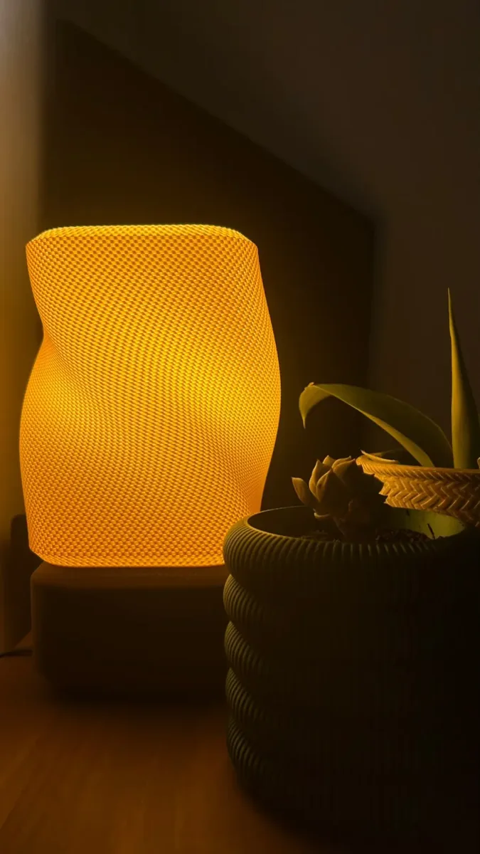 Lampe Torsada — près d'une plante, ambiance chaude