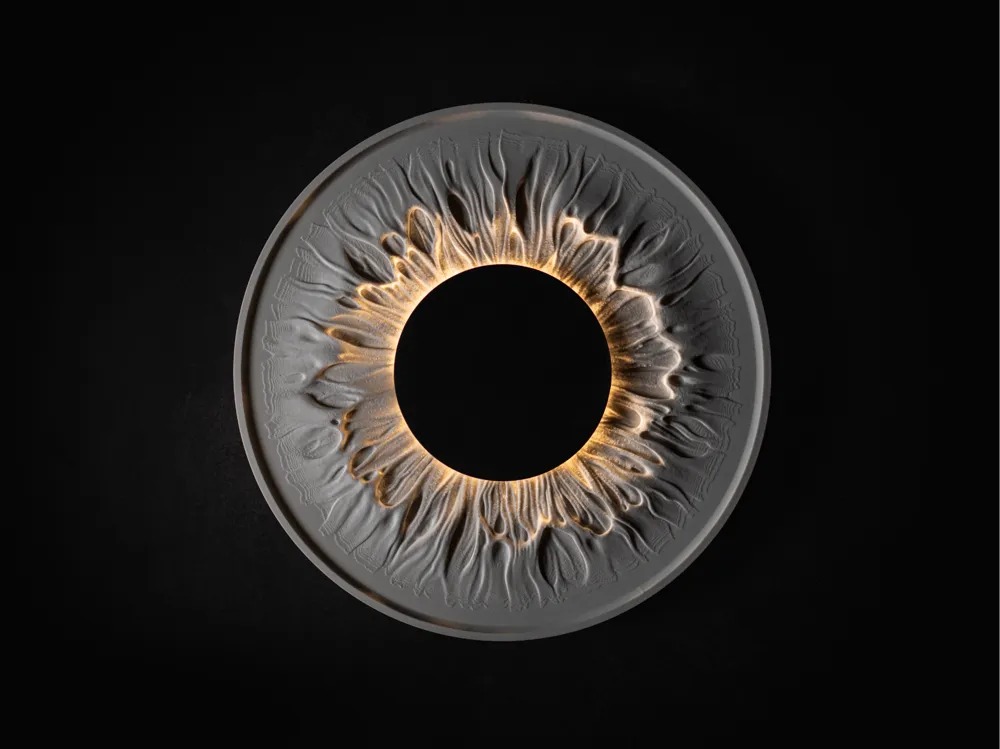 Applique IRIS 49 : base en plâtre et centre noir imprimé en 3D, halo ambré